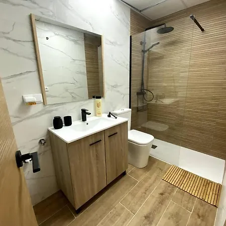 Bajo El Mar Junto Al Puerto *