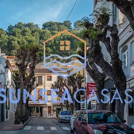 Bajo El Mar Junto Al Puerto *