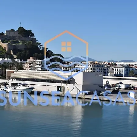 Bajo El Mar Junto Al Puerto