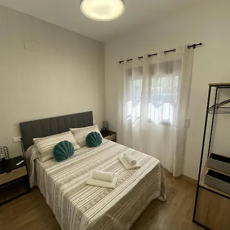 Bajo El Mar Junto Al Puerto